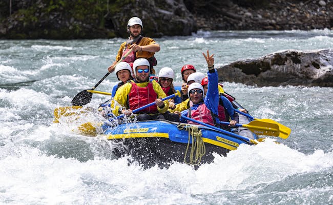 Arung jeram di Vorderrhein dengan beberapa peserta di perahu, dikelilingi alam