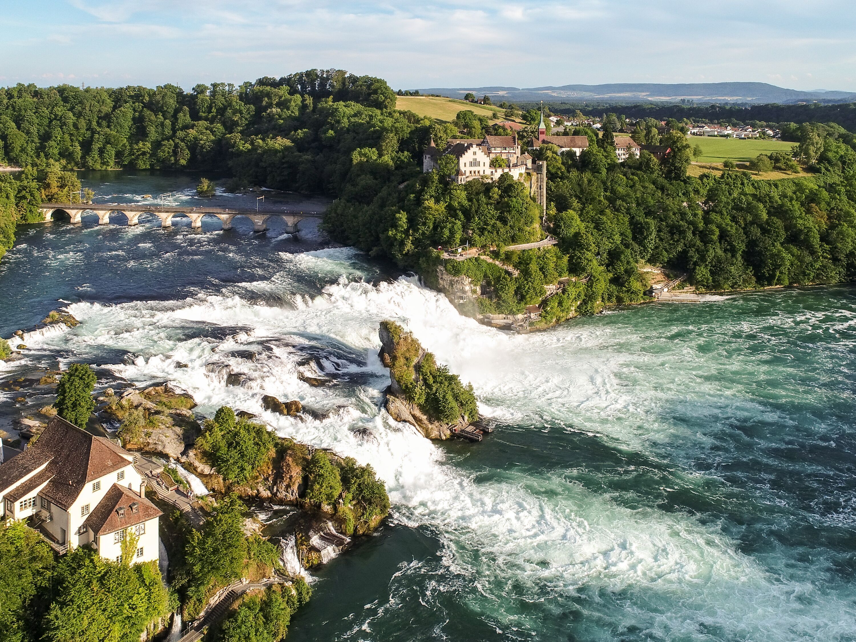 Rheinfall: impressionanti cascate presso il Mittelfelsen Muehleradhaus, ideale per escursioni e esperienze nella natura.
