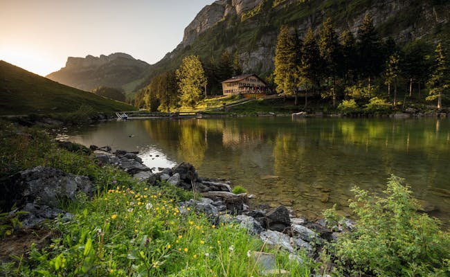 Schwende Seealpsee con Hoher Kasten, paesaggio idilliaco con montagne e acqua cristallina, perfetto per gli amanti della natura.