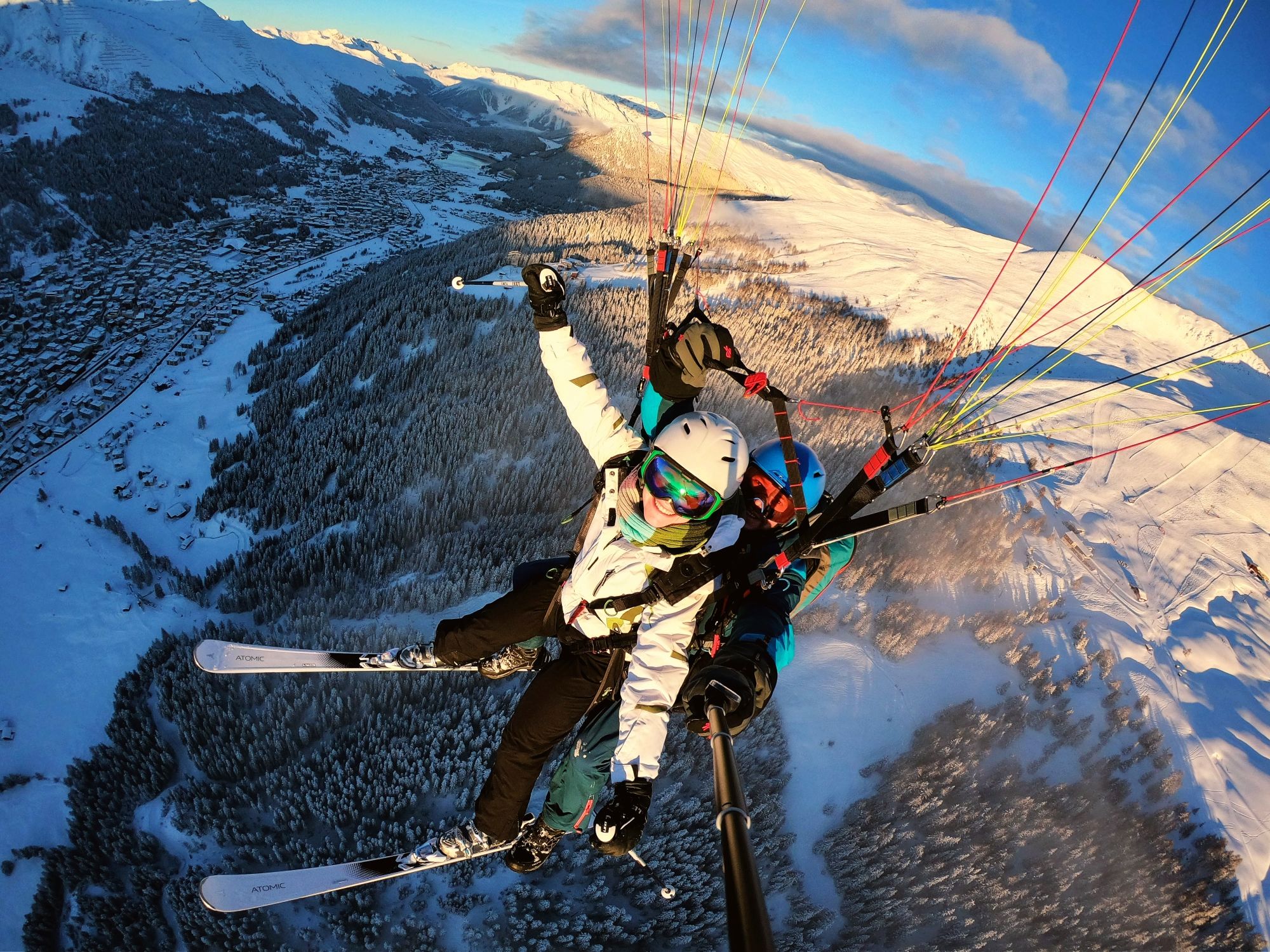 Ski dan terbang di Davos dengan paralayang di atas salju