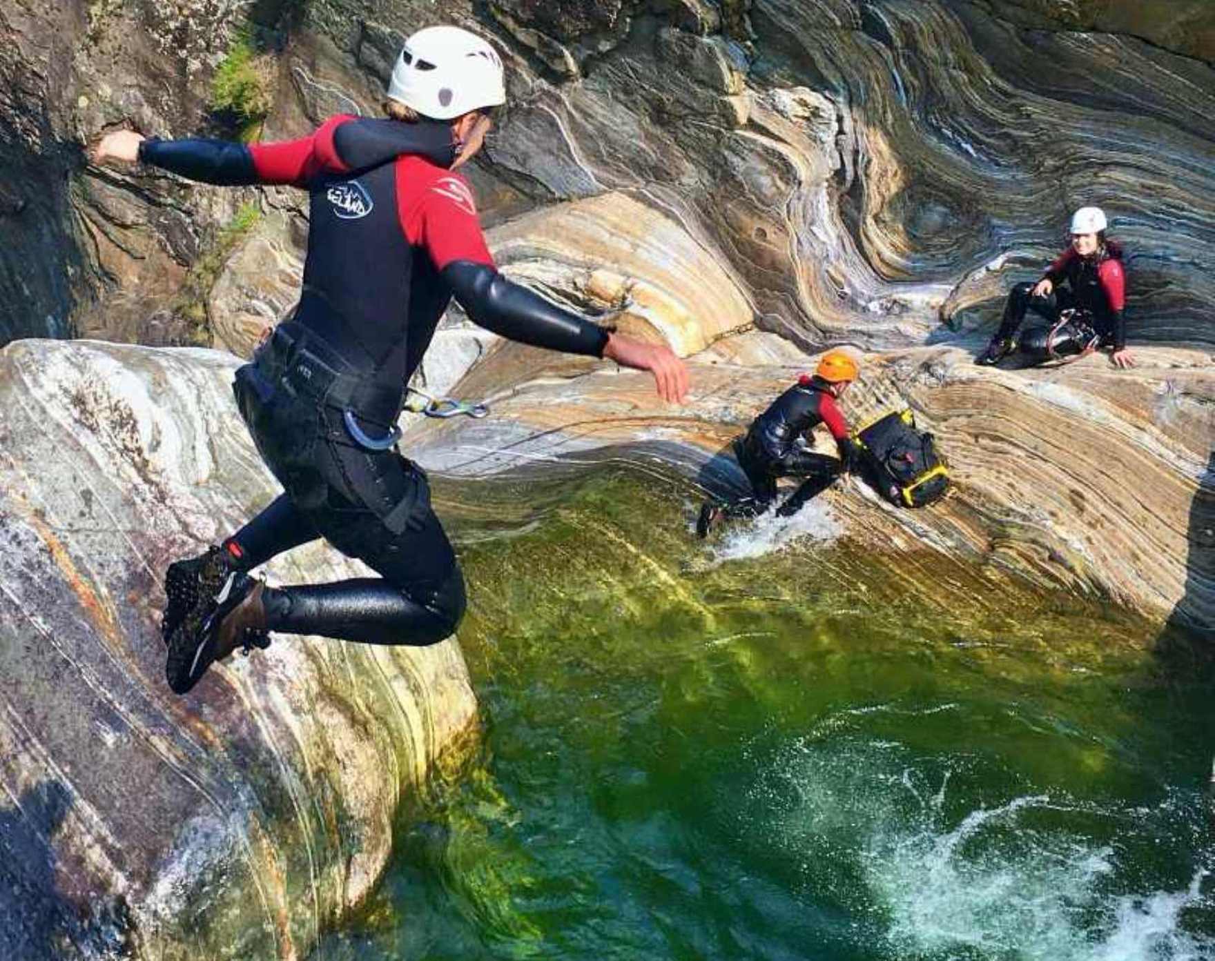 Canyoning im Tessin: Springen im Val Grande, Abenteuer mit Freunden im Wasser.