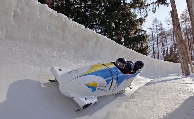 Olympia bobbbanan i St. Moritz med en bobförare i iskanalen.