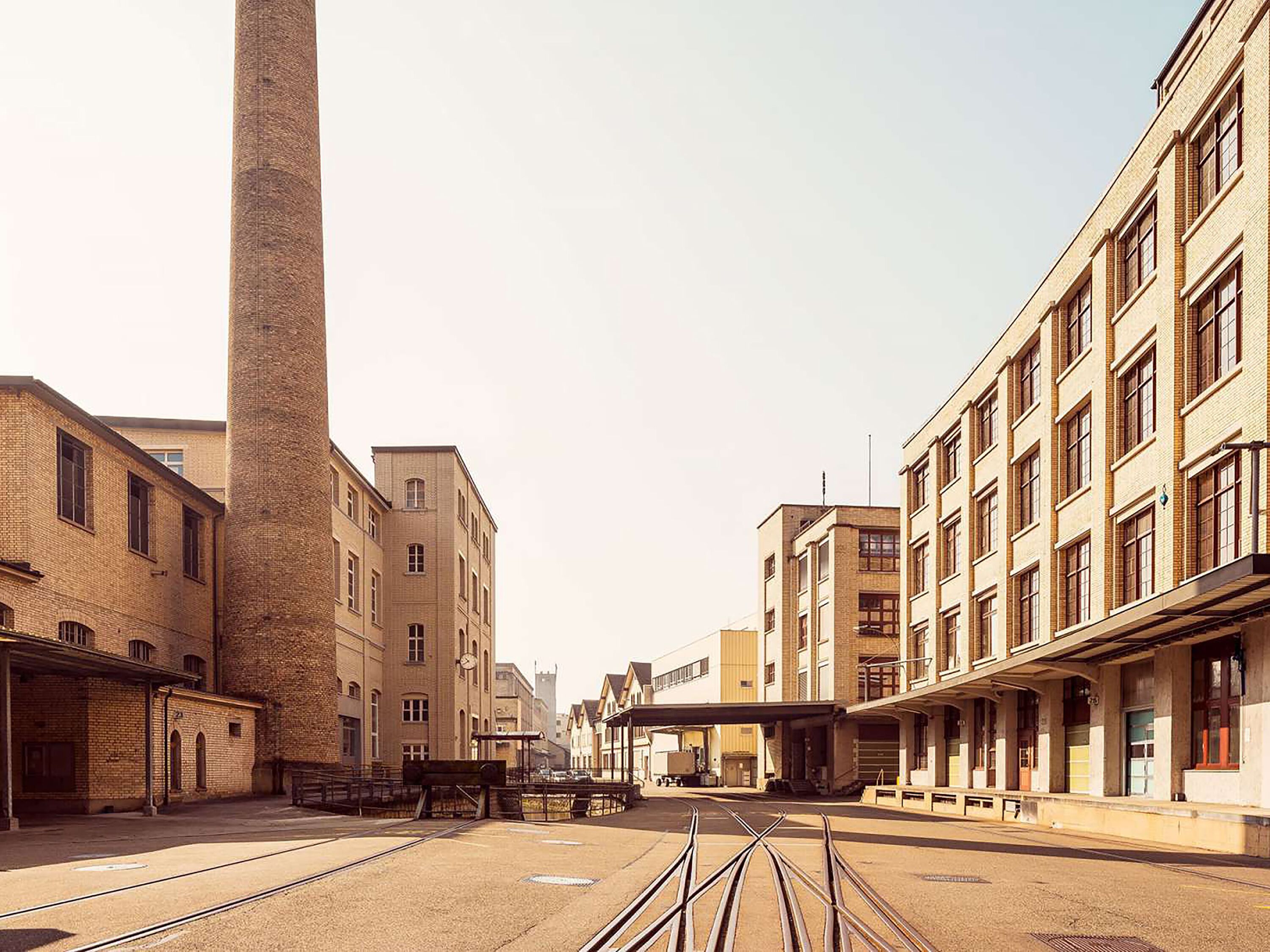 De Vallei: oud fabriekscomplex in Winterthur met historische gebouwen en spoorrails.