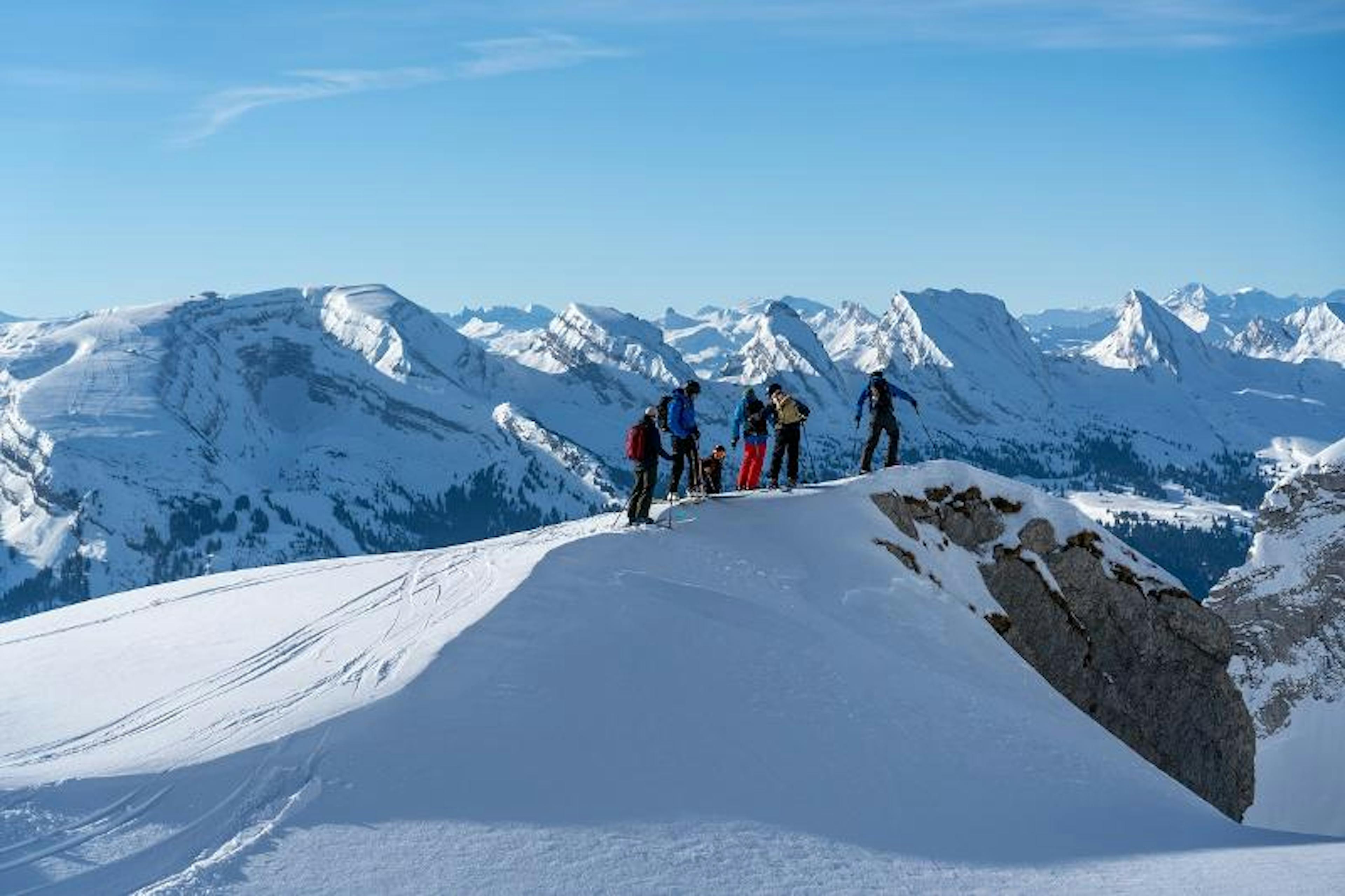 Toggenburg: Skifahrer erkunden eine verschneite Berglandschaft im Winter mit atemberaubendem Panorama.