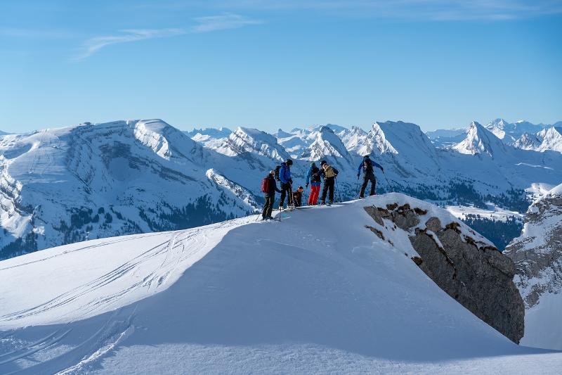 Lawinenkurs in Toggenburg mit Skifahrern in verschneiter Berglandschaft.