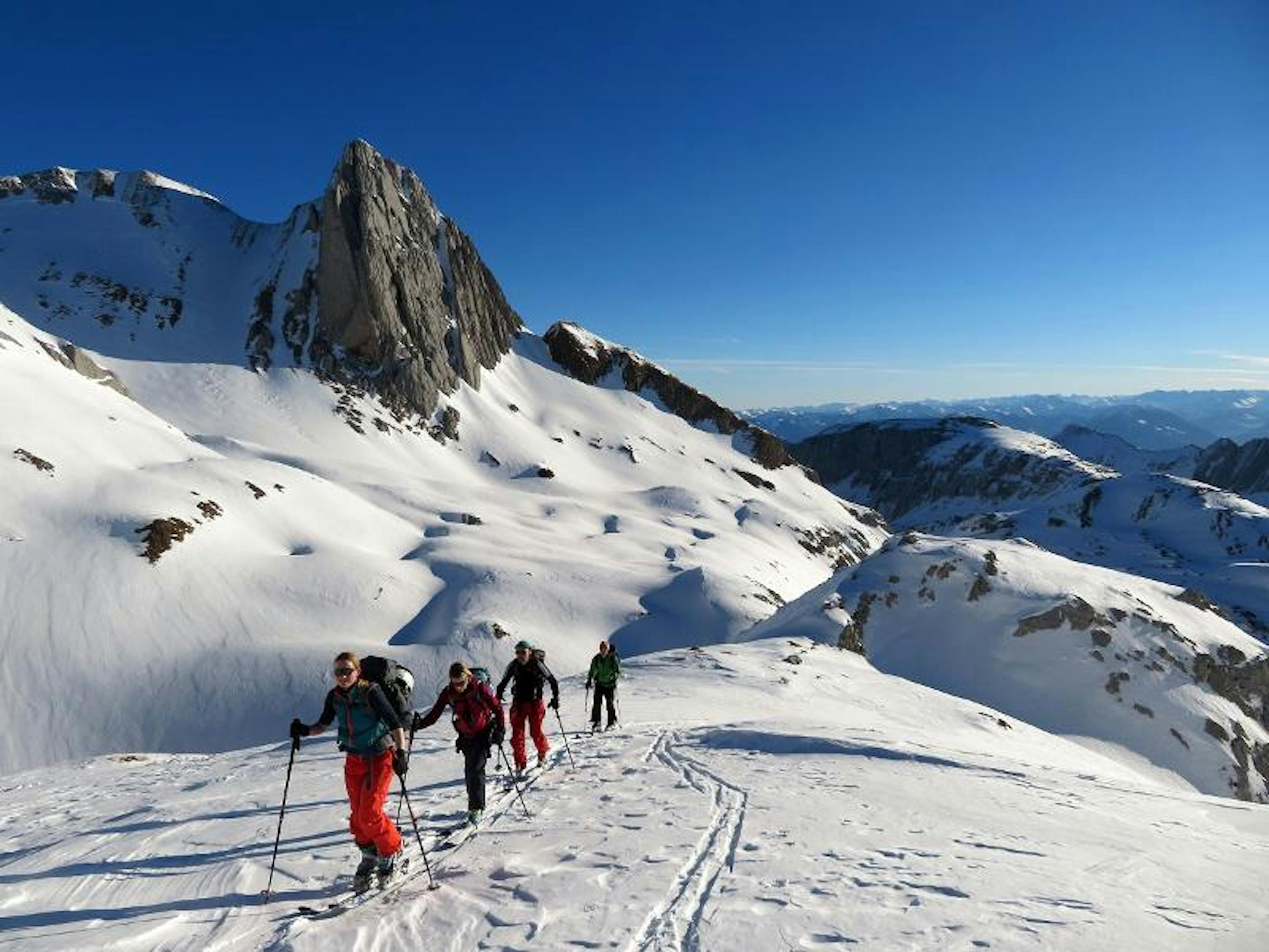 Toggenburg Tourismus: Gruppen von Wanderern im Schnee der Alpen, Winteraktivitäten, fantastische Berglandschaft