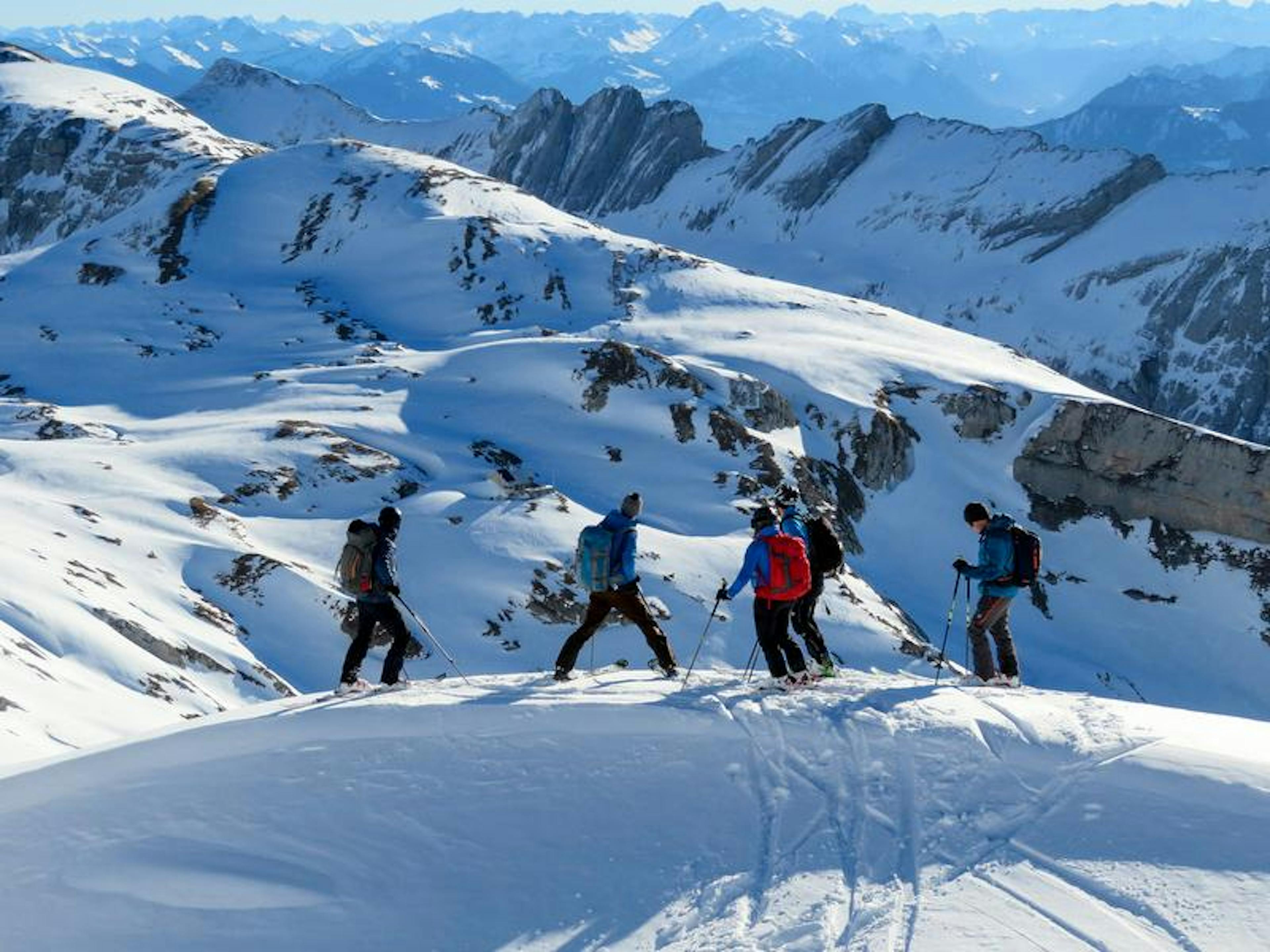 Toggenburg Tourismus: gruppe beim skitouren im winter in schneebedeckter berglandschaft.