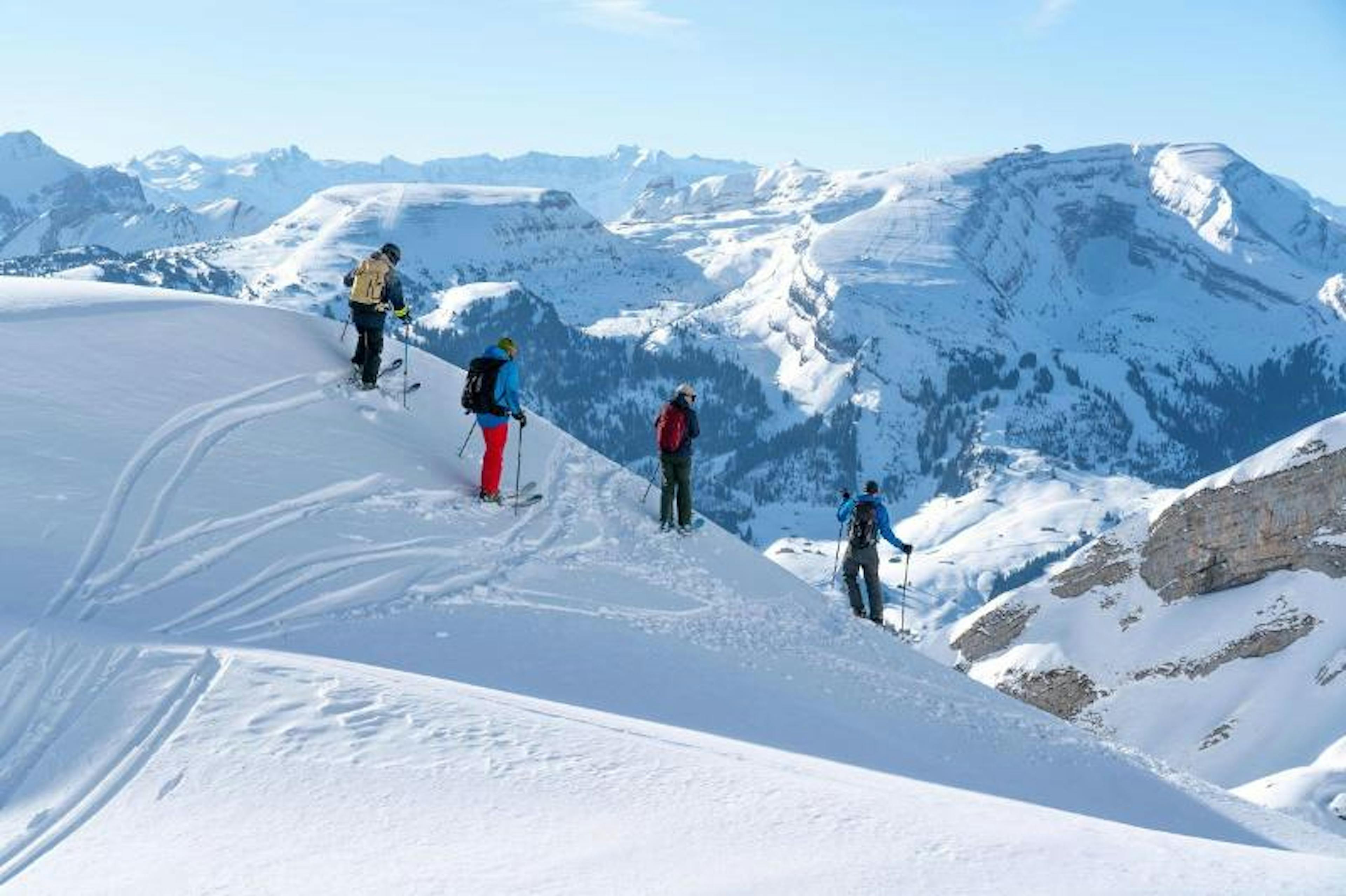 Toggenburg Skitour: Genieße die winterliche Berglandschaft bei Tagesausflug in den Alpen.