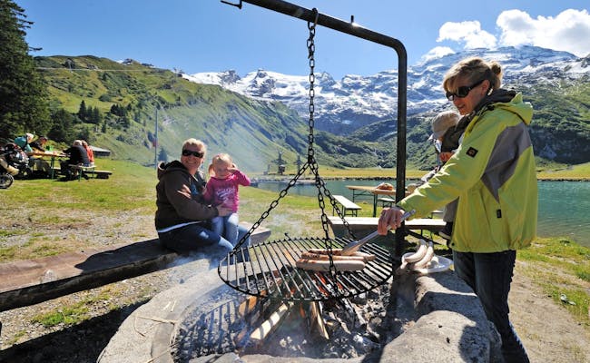 Miejsce na ognisko przy Trübsee do grillowania, otoczone górami, idealne na rodzinne wycieczki latem.
