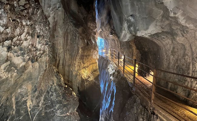 Air Terjun Trümmelbach: air terjun spektakuler di pegunungan Swiss dengan keindahan alamnya.