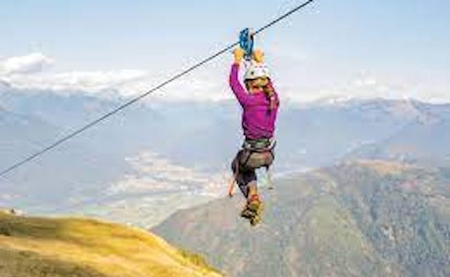 Monte Tamaro: Erlebe die Tyrolienne im Tessin mit beeindruckender Aussicht für Abenteuerlustige.