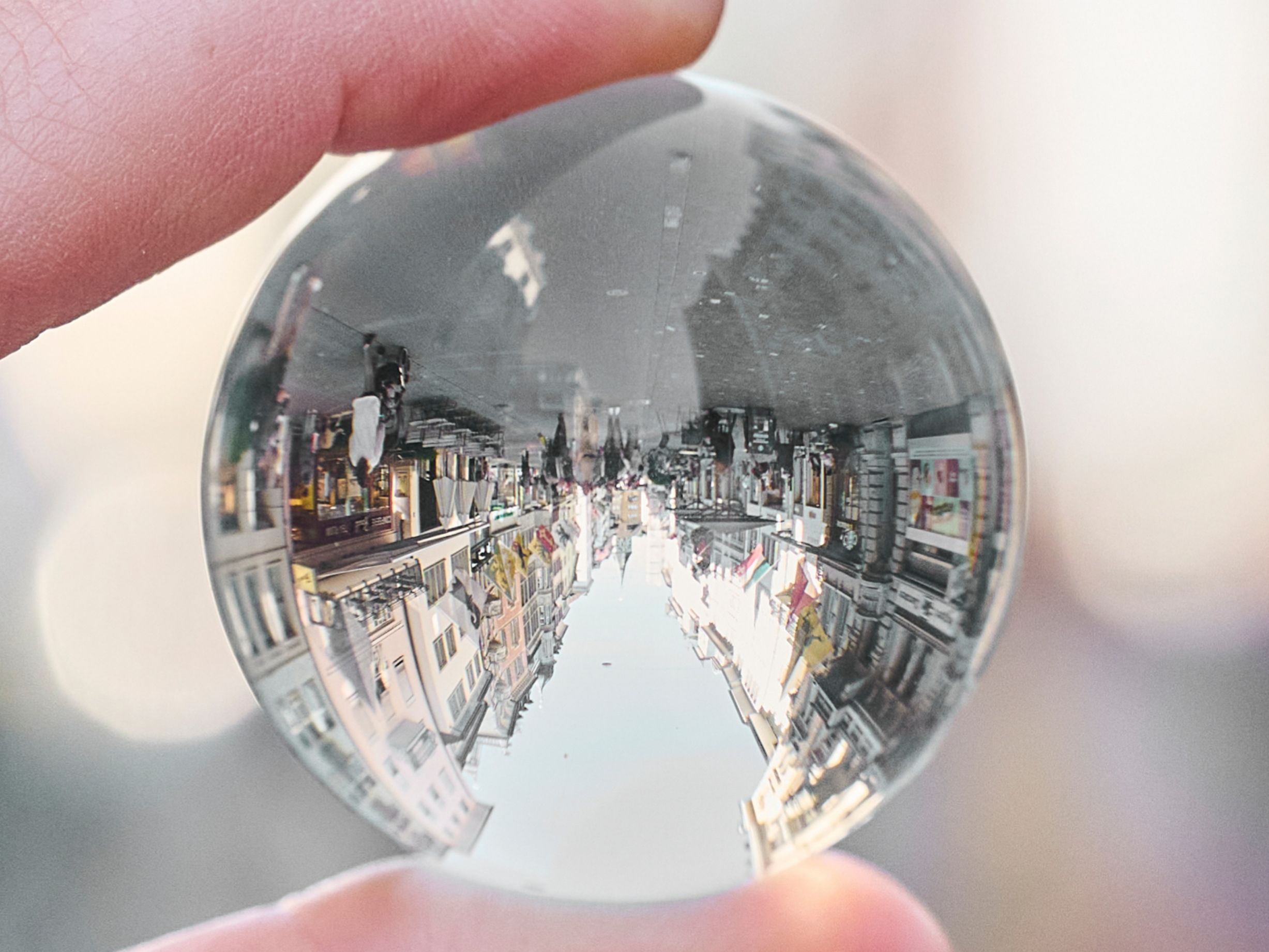 Kepala kaca memaparkan pemandangan bandar yang menakjubkan dengan bangunan berwarna-warni dan bendera di tengah bandar.