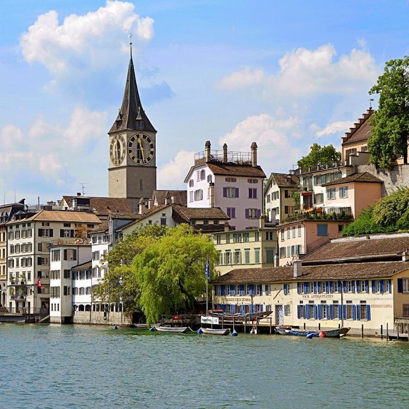 Zurich: Kota tua yang indah di dekat air dengan bangunan bersejarah dan taman hijau subur di musim panas.