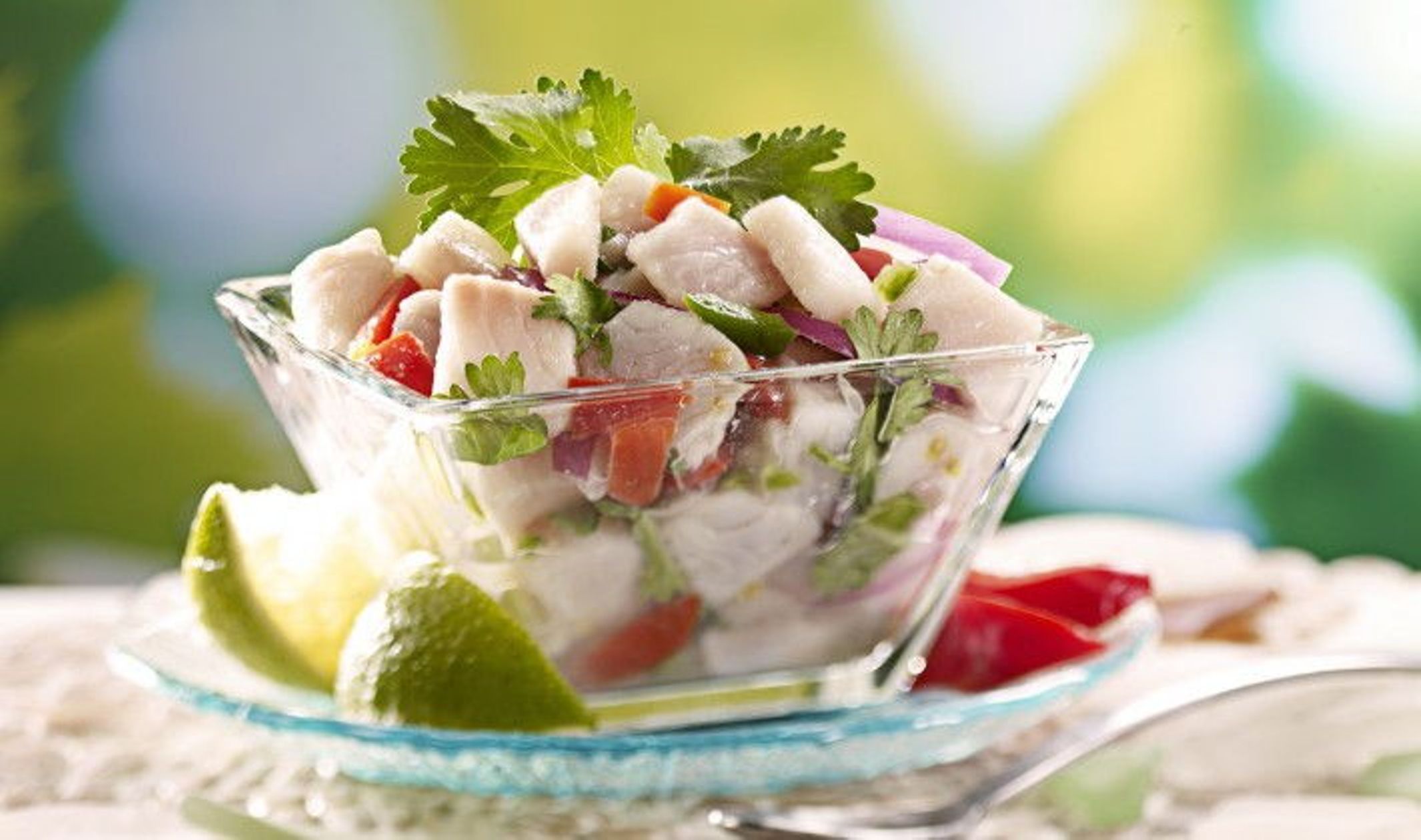 Ceviche, pescado fresco, limones, cilantro, cocina peruana.