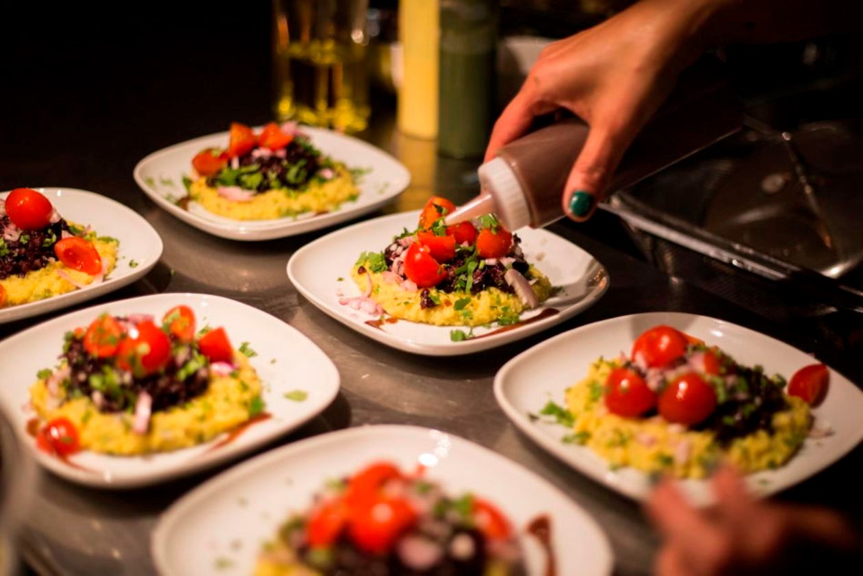 मसालेदार सब्जियों और टमाटर के साथ भारतीय शाकाहारी रात का खाना