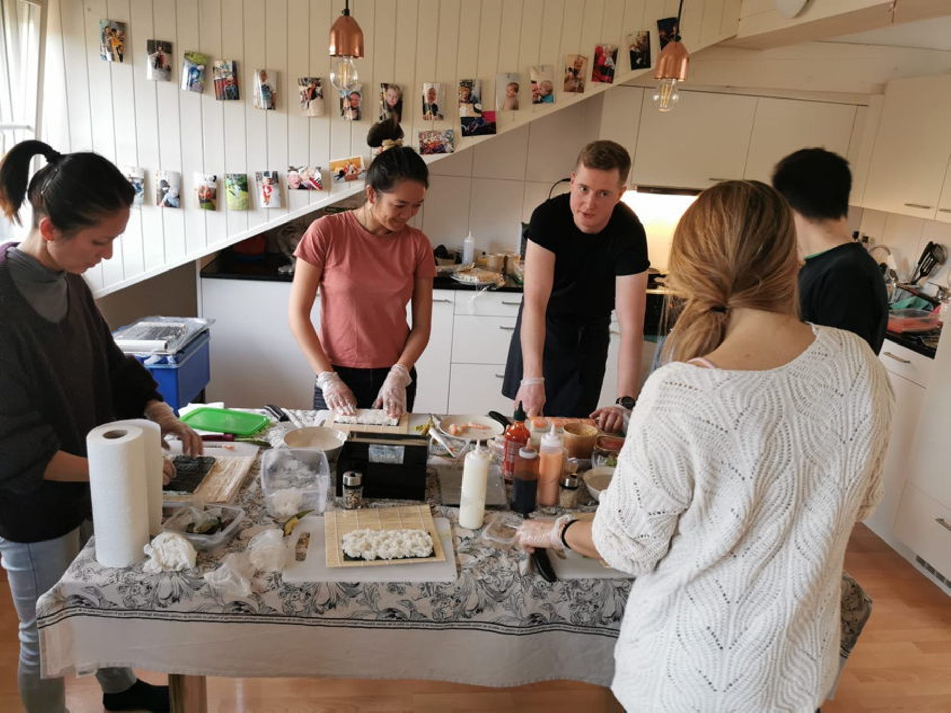 Курс по суши в Люцерне с участниками, которые учатся готовить суши.