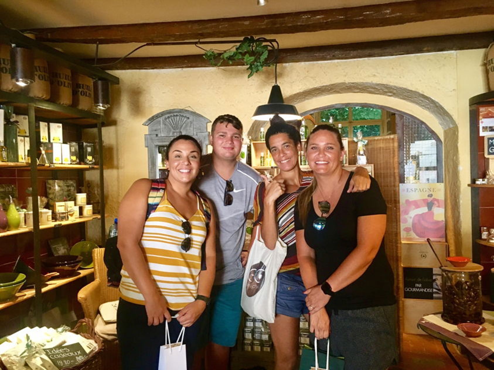 दोस्तों के साथ जिनेवा में खाणपान यात्रा, खाद्य बाजार की खोज, आरामदायक माहौल।