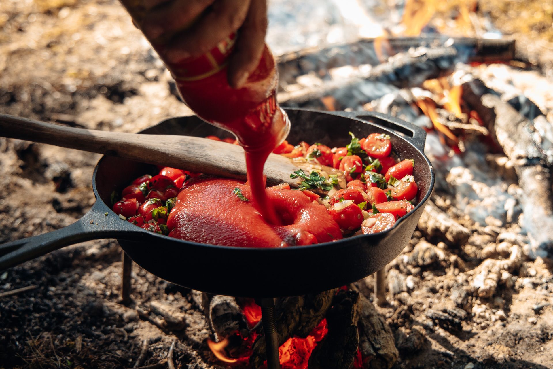 Memasak di luar ruangan: menyiapkan bahan segar di atas api terbuka, sempurna untuk kegiatan kelompok.