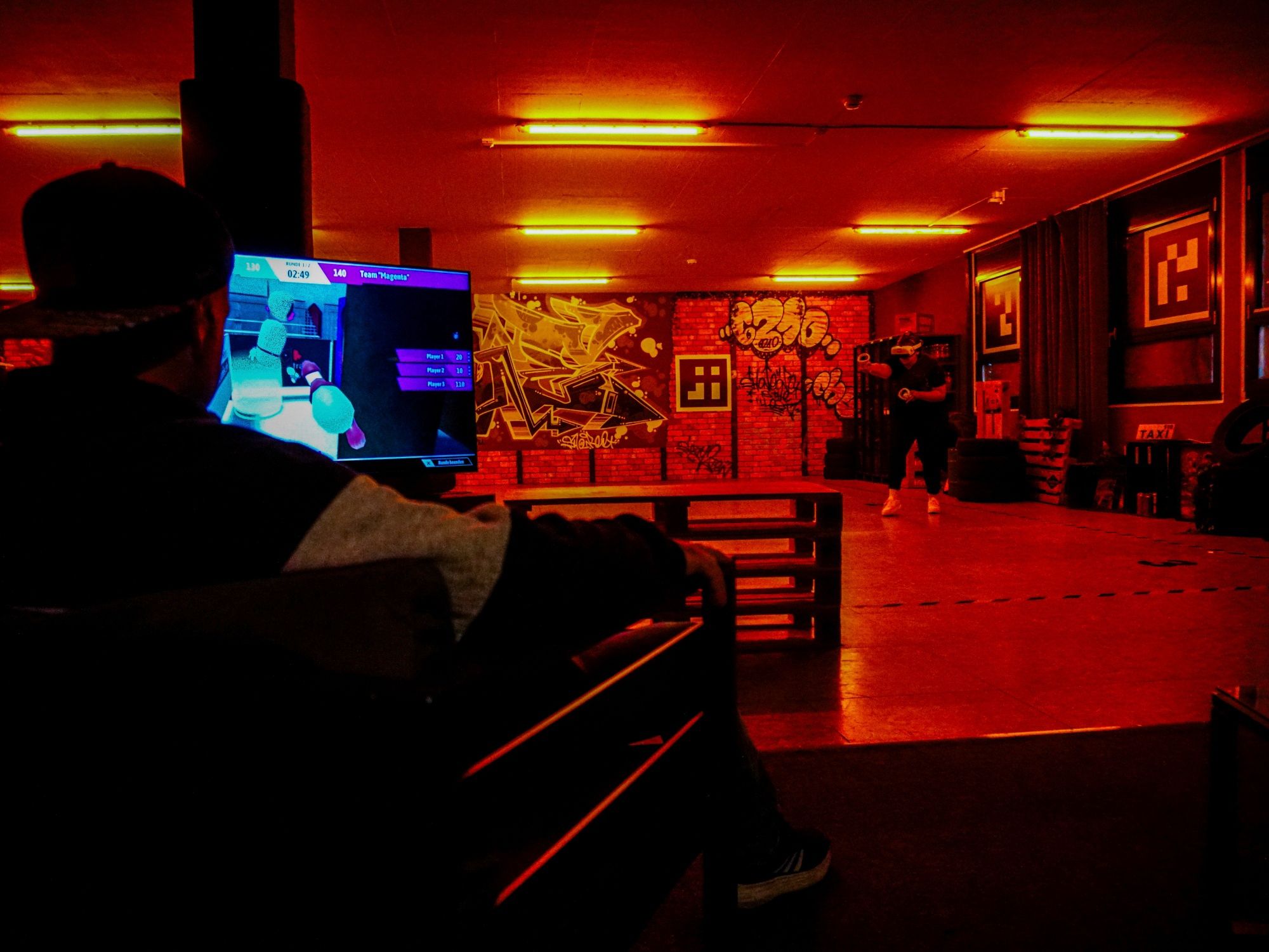 Aventura Virtual: Jogadores no espaço virtual com elementos interativos e um ambiente legal.