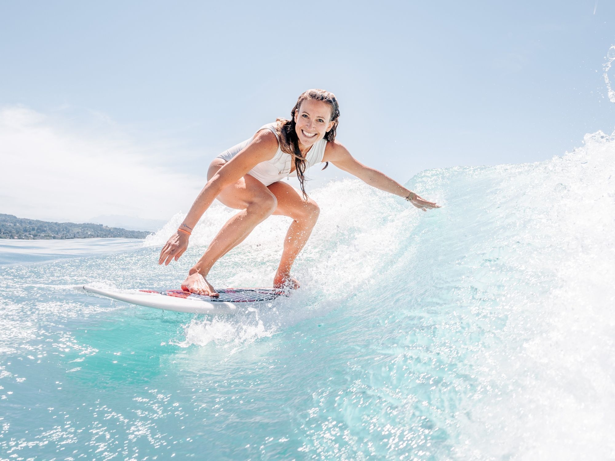Wakesurfen auf dem Zürichsee, privates Boot, Sommeraktivität, Wassersport für Abenteuerlustige.
