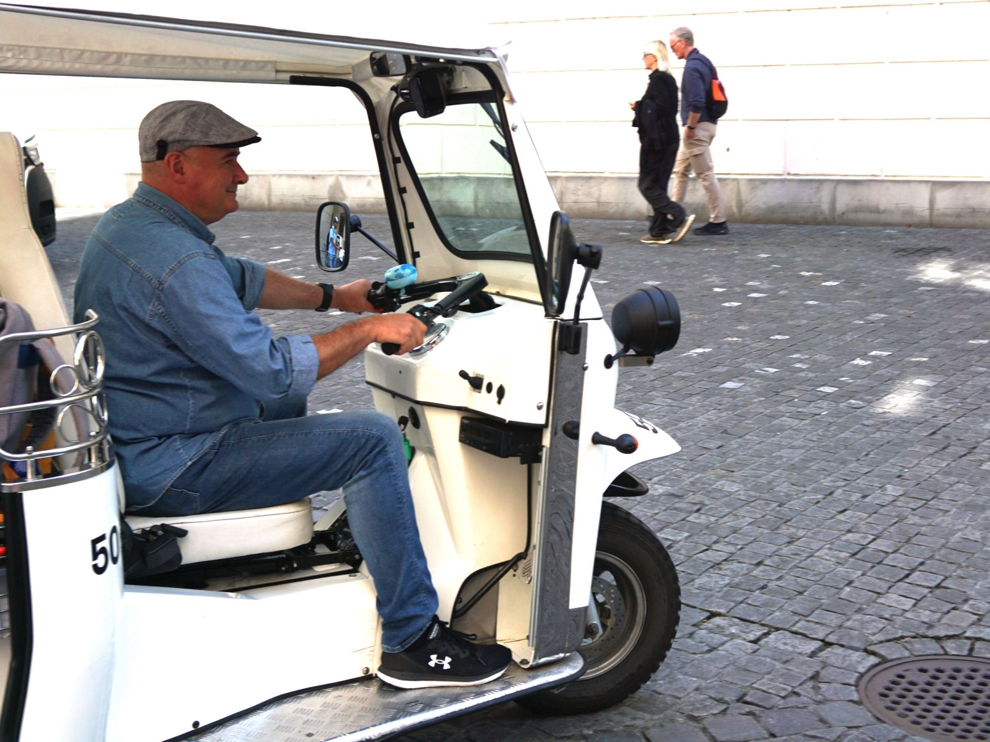 툭툭: 마르쿠스가 도심을 툭툭으로 질주해, 모험과 단체 여행에 완벽해요.