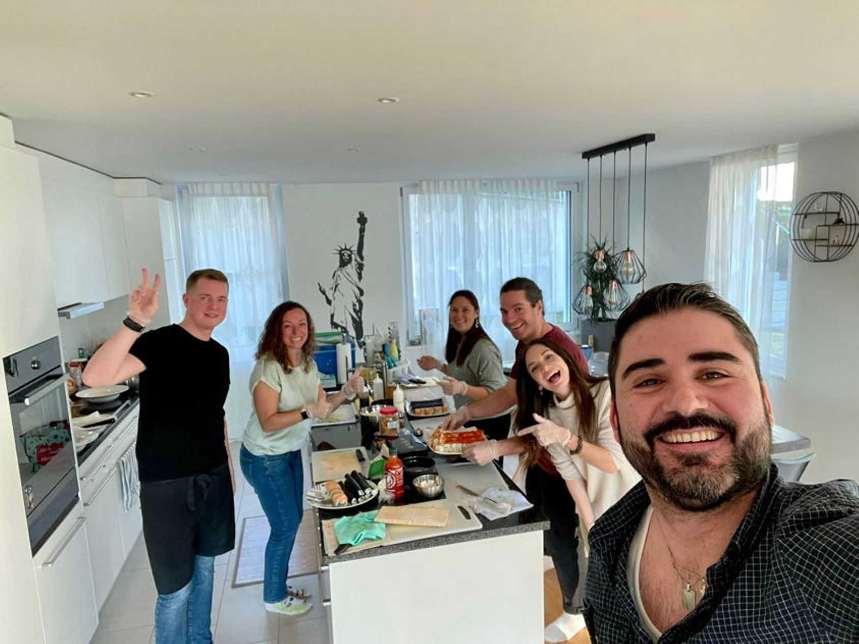 Курс по суши в Люцерне: участники готовят вместе