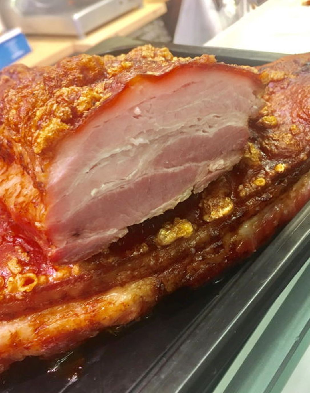 Prosciutto croccante con crosta croccante in uno spuntino