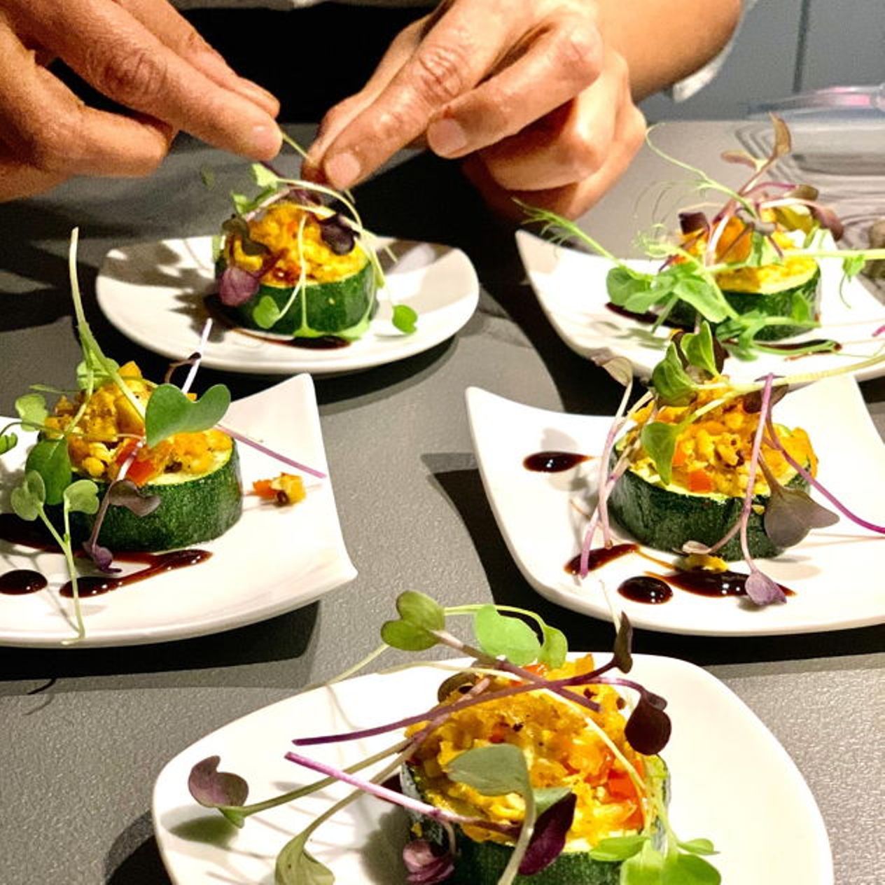 पत्तेदार सब्जियों और अंकुरित अनाज के साथ थाली में भारतीय शाकाहारी रात का खाना