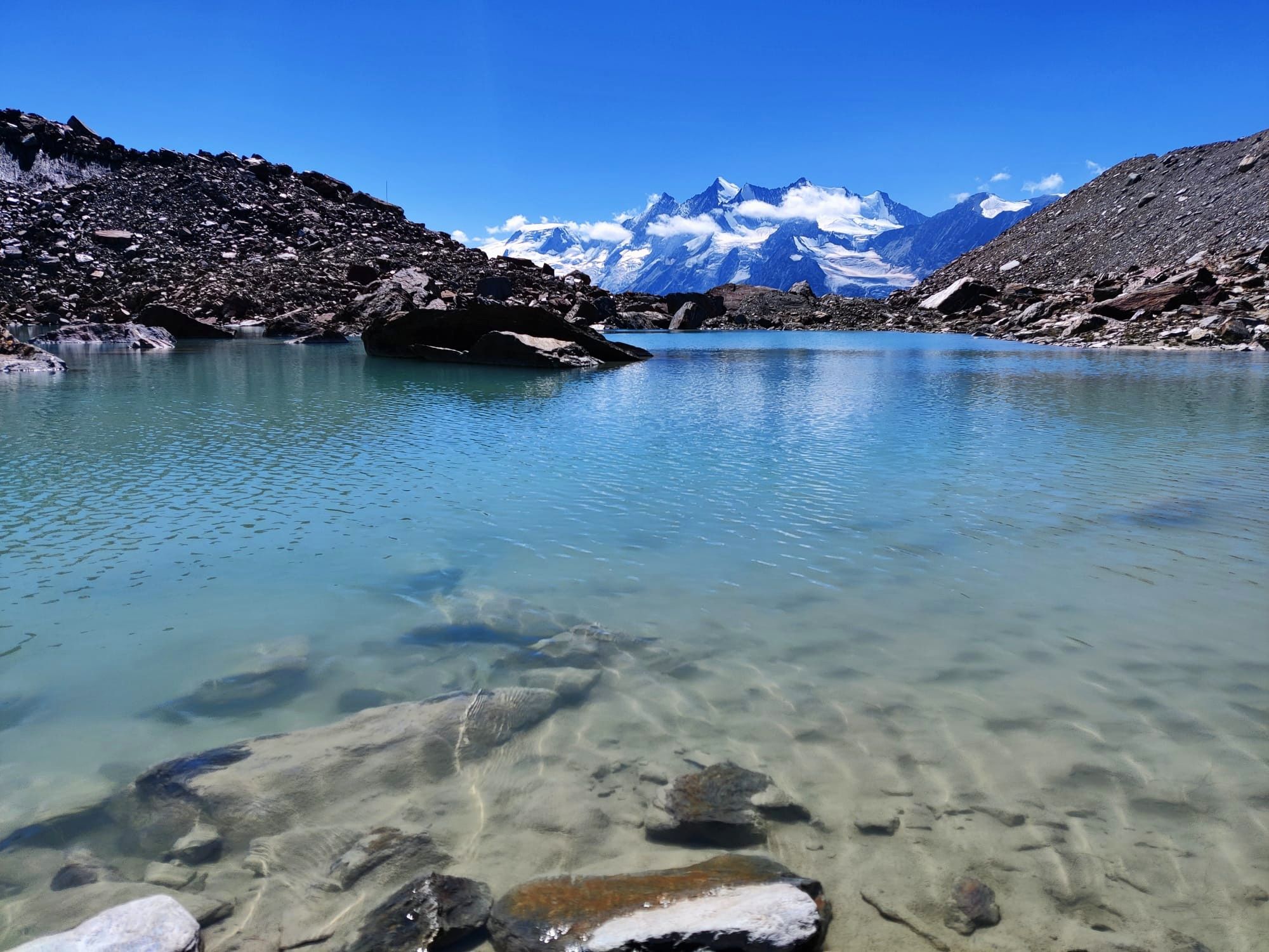 Mountain lake in Valais with crystal clear water, surrounded by majestic mountains and alpine nature.