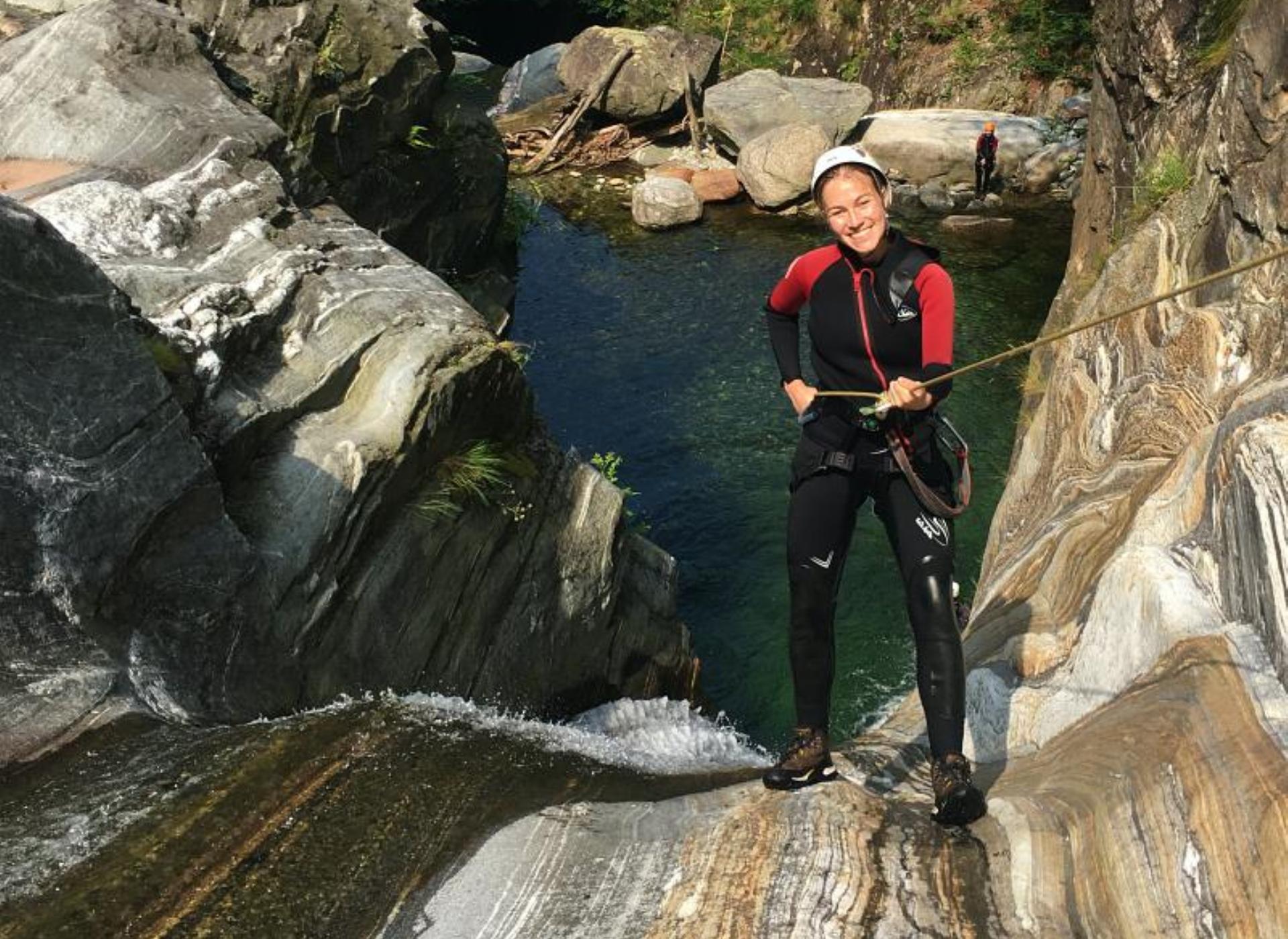 Canyoning im Val Grande: Abseilen beim Abenteuer in der Natur im Tessin.