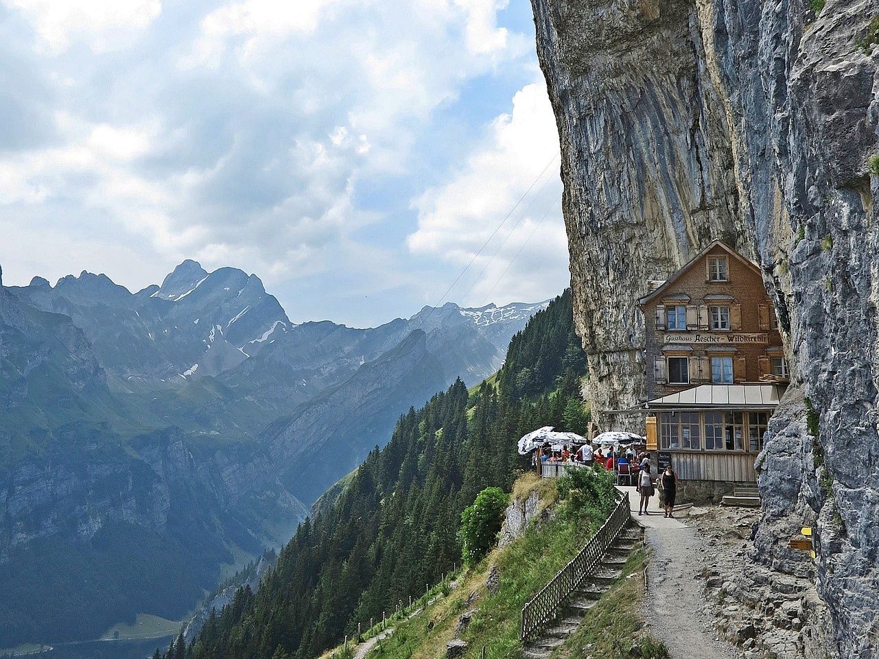 Bergshotel Äscher: En unik bergstuga i Alperna, perfekt för vandrare och naturälskare.