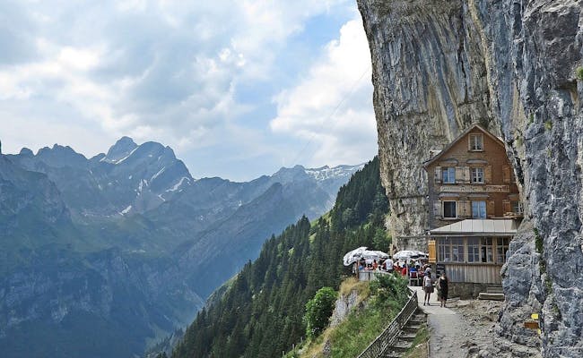 Berggasthaus Äscher: Einzigartige Berghütte in den Alpen, ideal für Wanderer und Naturfreunde.