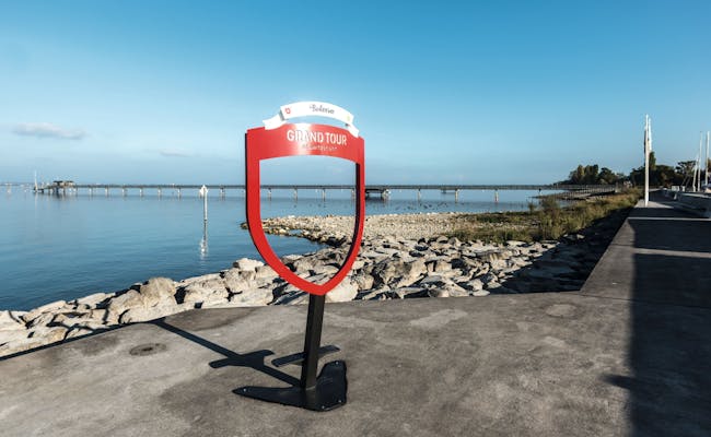 Altnau: Tempat foto Danau Constance yang mengundang dengan dermaga dan air tenang, sempurna untuk fotografi dan bersantai.