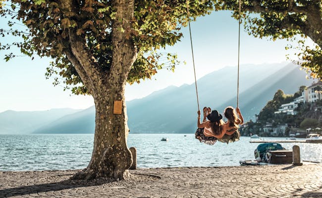 This swing in Ascona is also easy on your budget (Photo: Switzerland Tourism Nicola Fuerer)