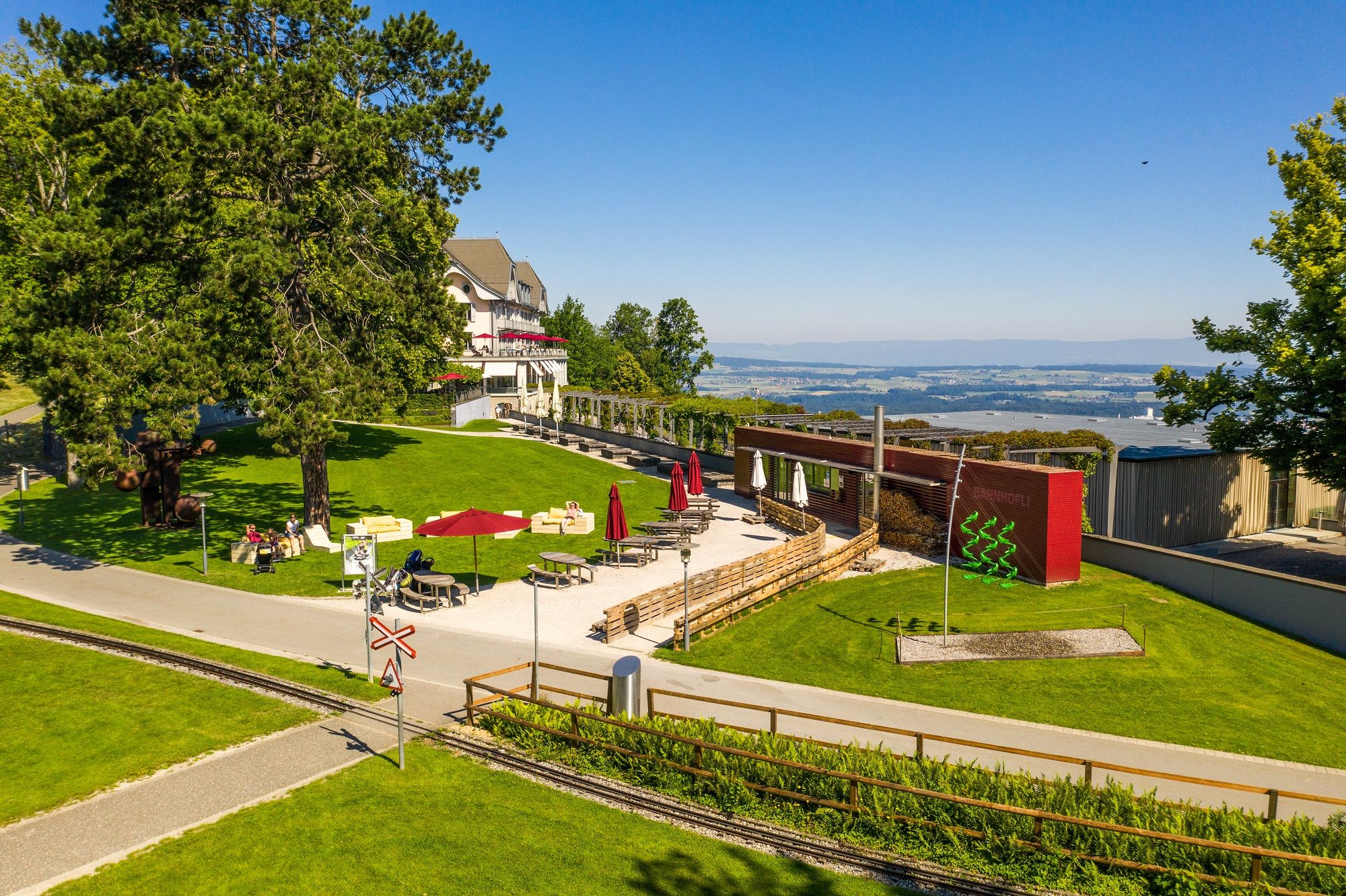 Bahnhofi: Restoran yang selesa di Taman Gurten dengan pemandangan ke Bern dan Alps, sesuai untuk perjalanan keluarga.