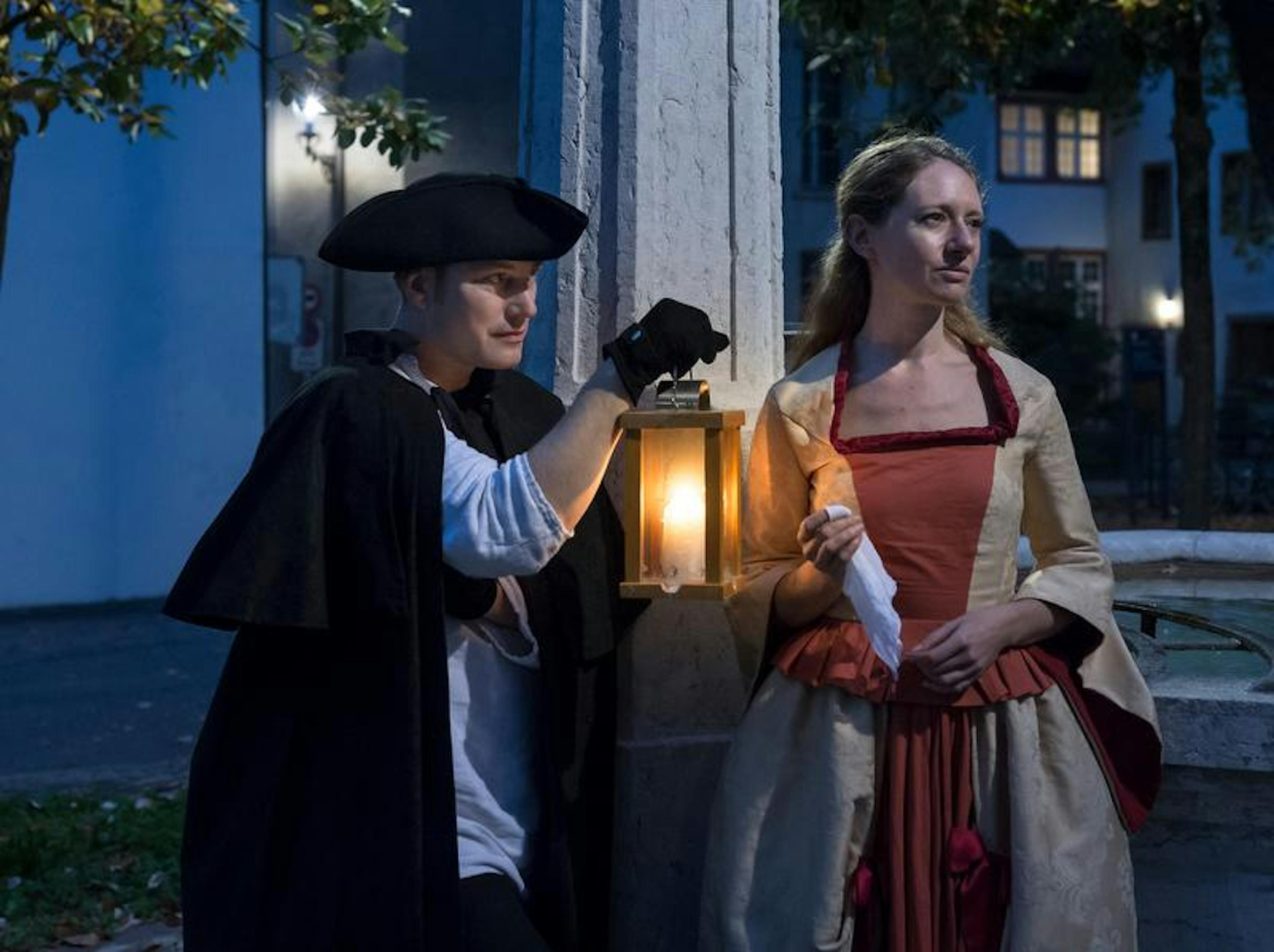 Βασιλεία Περιήγηση πόλης νύχτα με ιστορικά πρόσωπα.