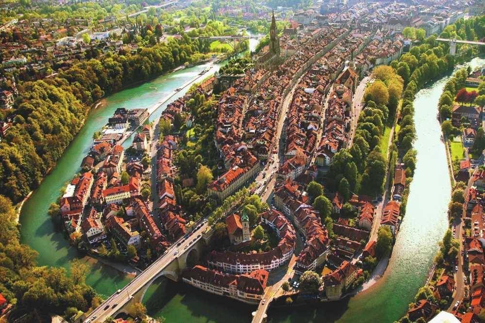 Bern Altstadt mit Flüssen und grünen Ufern im Jahr 2023