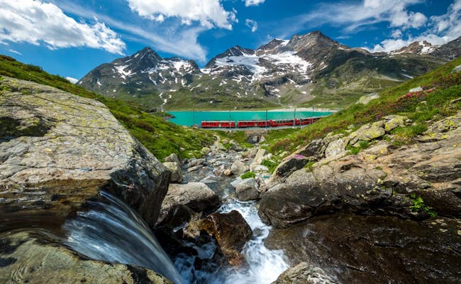 Bernina Express bij Lago Bianco met bergen en waterval.