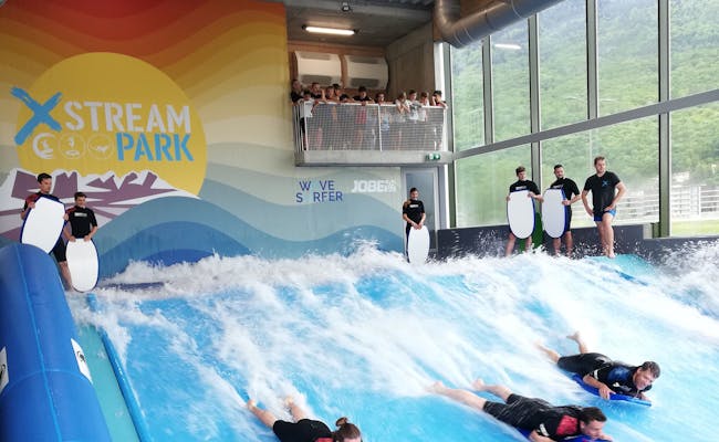 Bodyboarding w Xstream Park: Zabawa na falach wewnątrz budynku, idealne zajęcie dla grup.