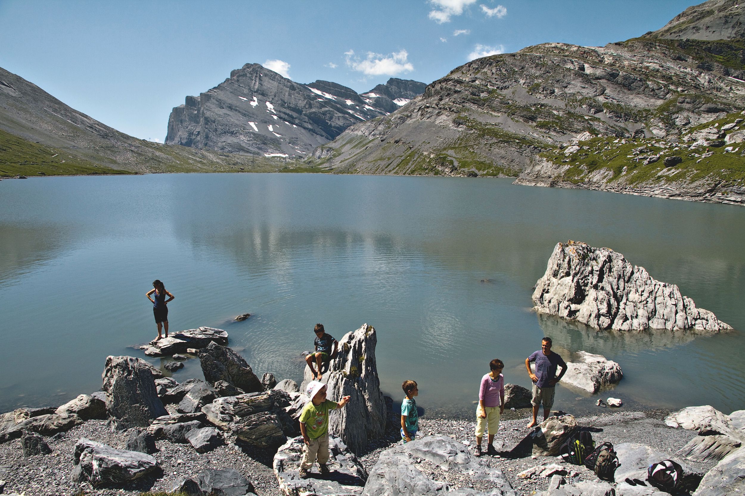 Daubensee: prachtige bergmeer met familie en vrienden tijdens een wandeling in de Alpen
