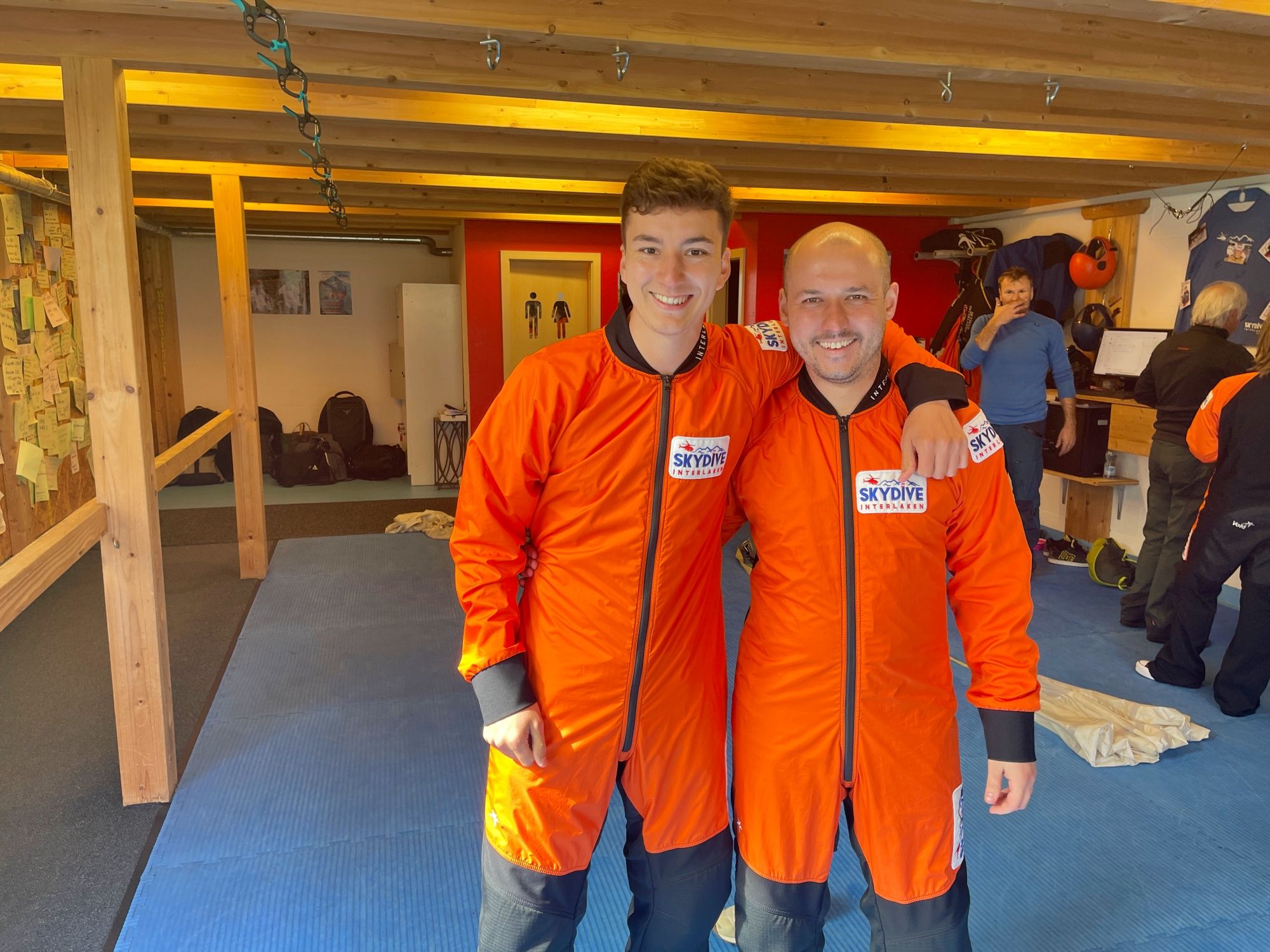 ลีออนกับเดนนิสในชุดกระโดดสีส้มที่หน้าสกายไดฟ์