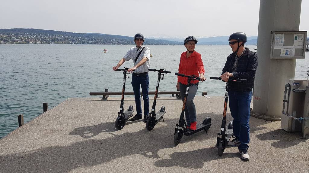 E-scooter tur i Zürich vid Zürichsjön med deltagare.