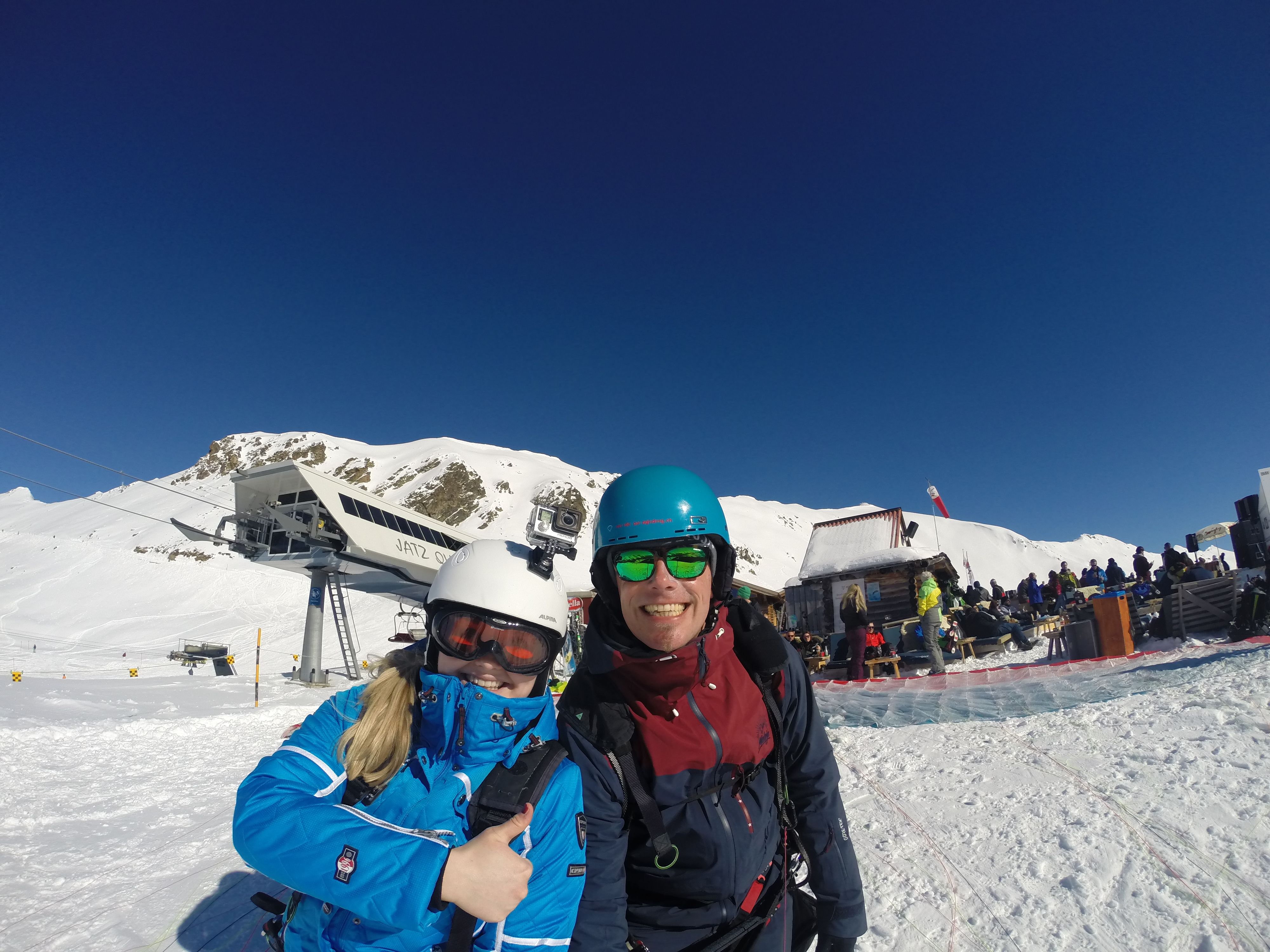 Скользящие зимние спортсмены на фондю-вечеринке в Давосе.