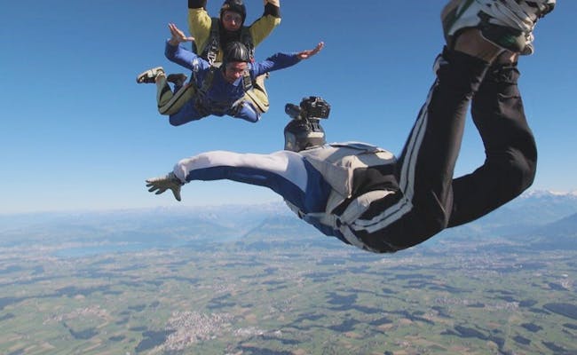 Skydiving in tandem (Photo: Skydive Luzern)