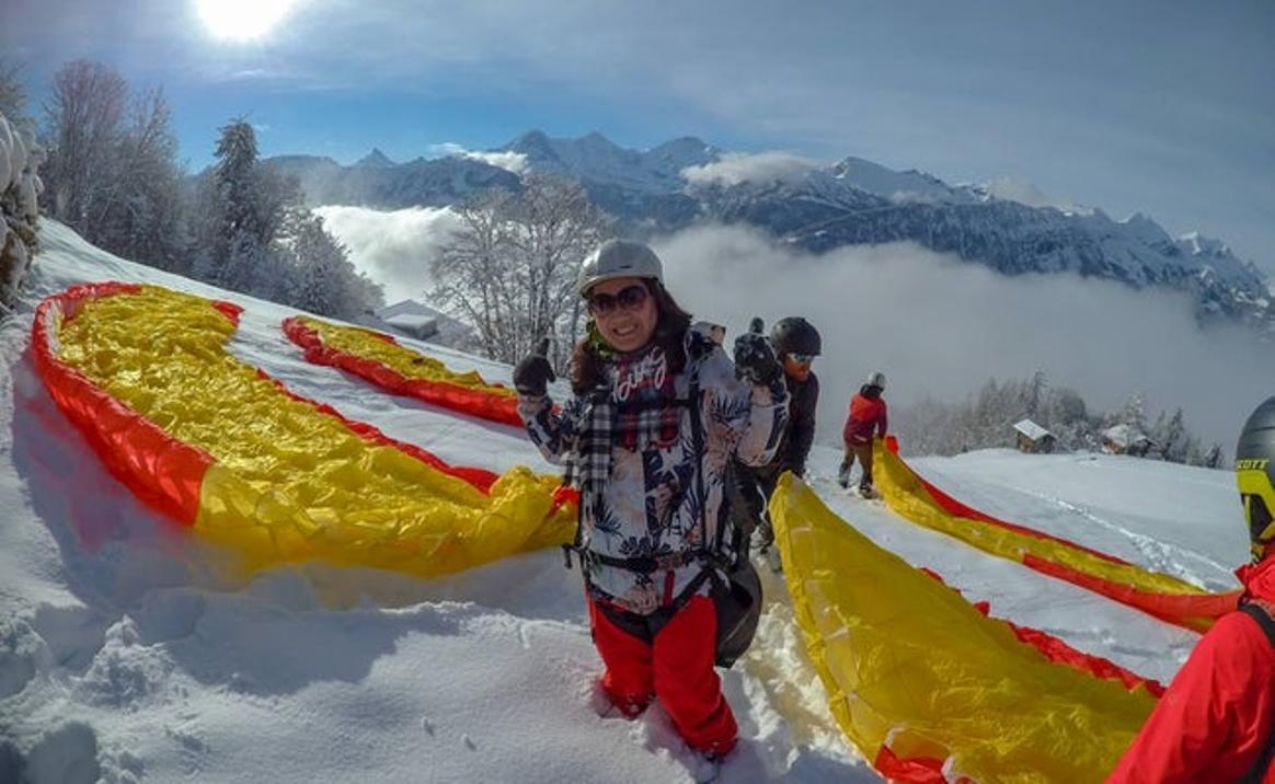 Αεραθλητισμός με αλεξίπτερο στο Ίντερλάκενα το χειμώνα με χιονοκάλυψη και πανοραμική θέα στα βουνά.