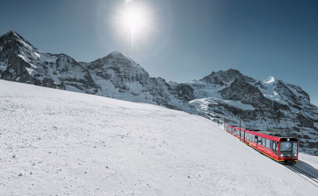 Jungfraubanen fører over snedækkede landskaber til Jungfraujoch.