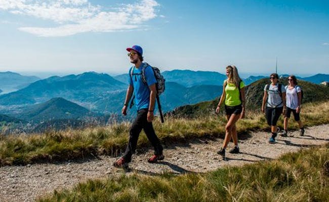 Wanderer auf Monte Tamaro, sonniger Tag, bergige Umgebung