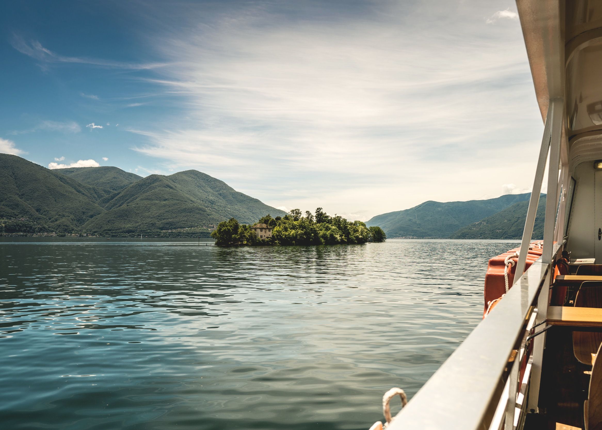 Brissago Islands: picturesque landscape with water and mountains, ideal for nature lovers and those seeking relaxation.