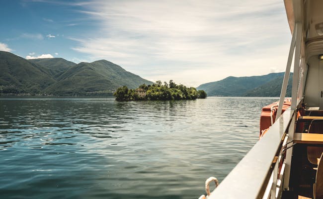 Brissago-eilanden: schilderachtig landschap met water en bergen, ideaal voor natuurliefhebbers en ontspanningzoekers.