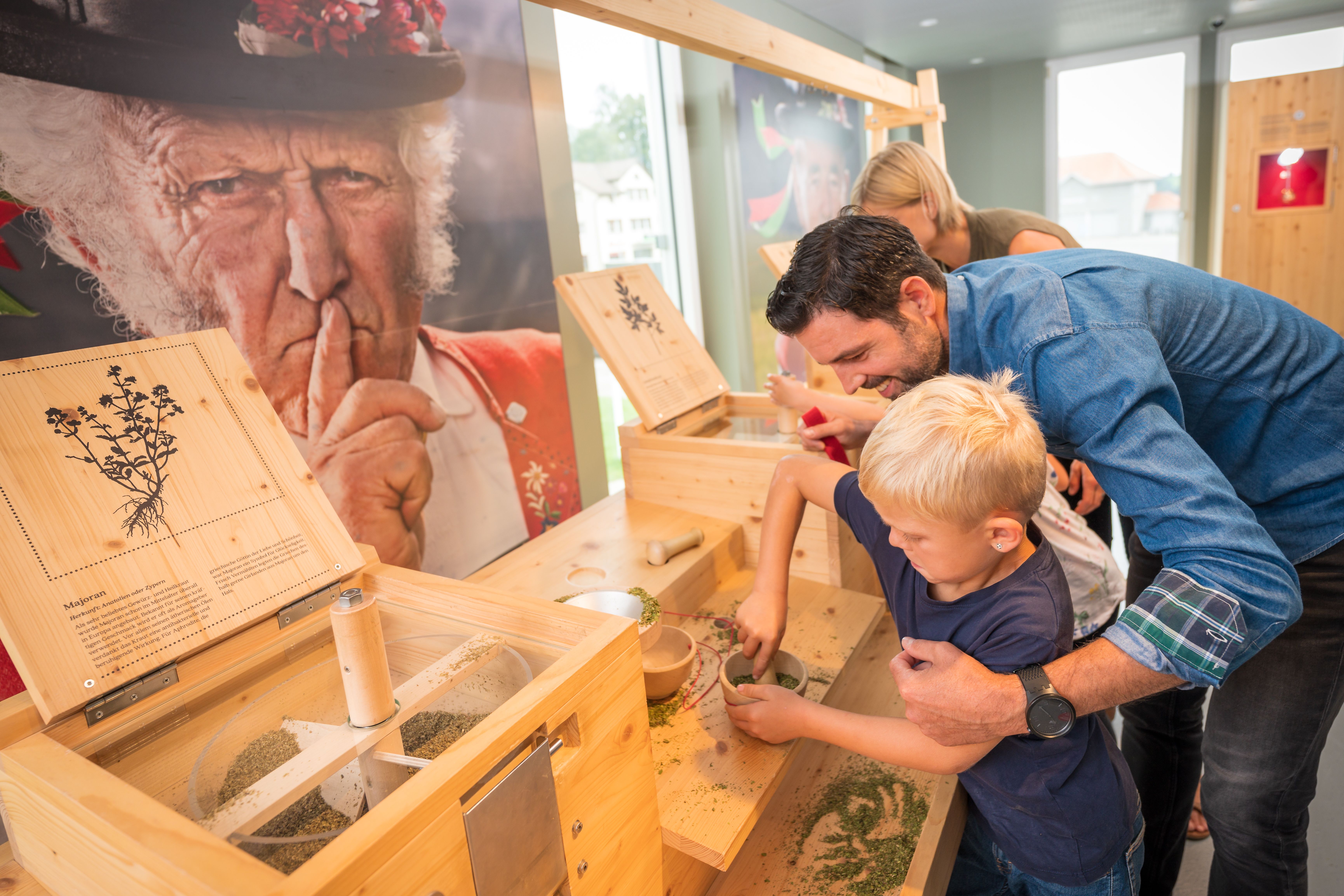 Örtblandning i Appenzellers visuostuga tillsammans med barn och familj för en unik upplevelse.